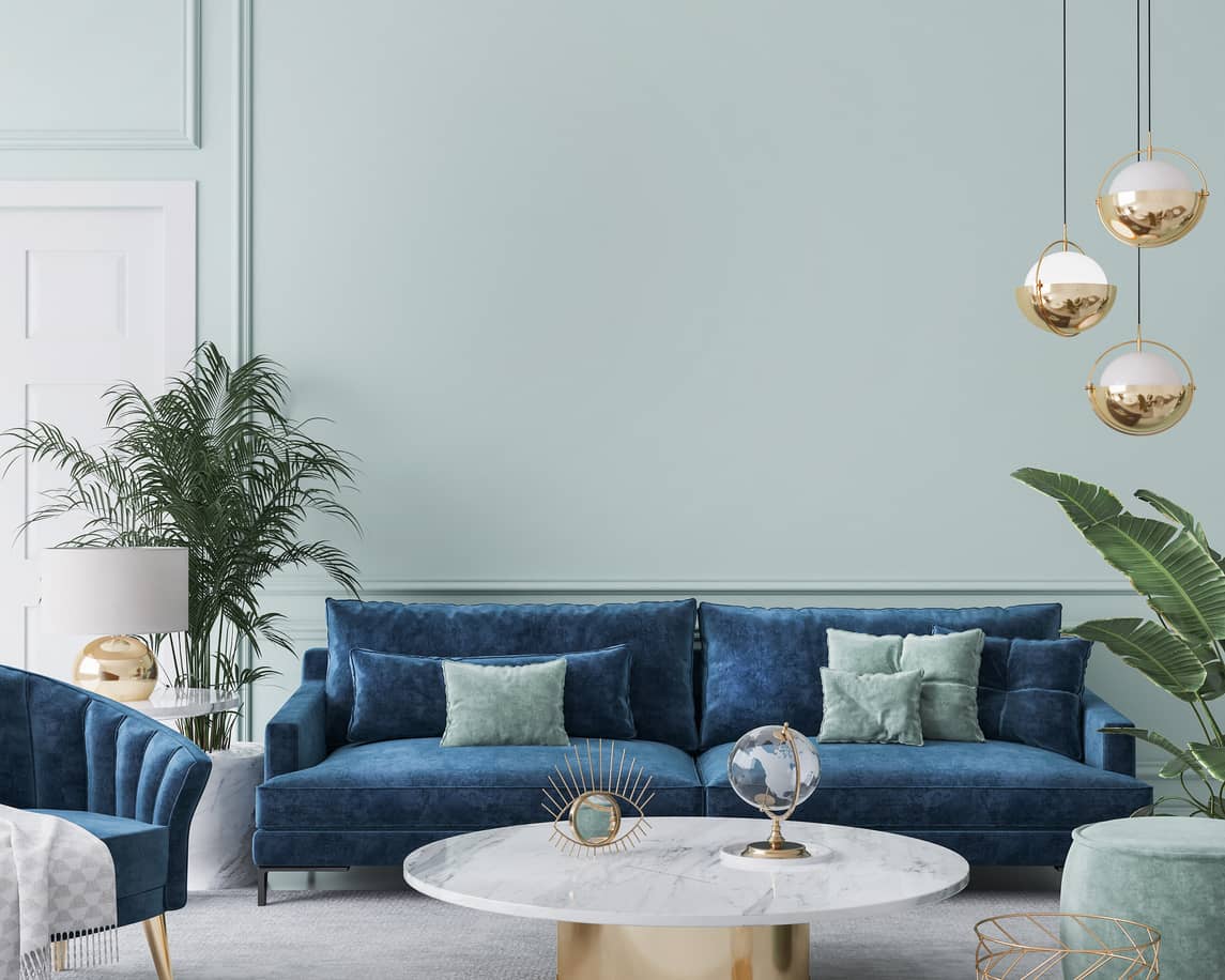 Décoration d'un salon vert avec un canapé bleu gris par la décoratrice d'intérieur Sceneri Design